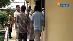 Keluarga tersangka teroris Maulana menyerahkan beberapa bukti diri untuk dicocokkan pada jenazah. Maulana tewas ditembak Densus 88 Antiteror di Cawang, Jaktim.