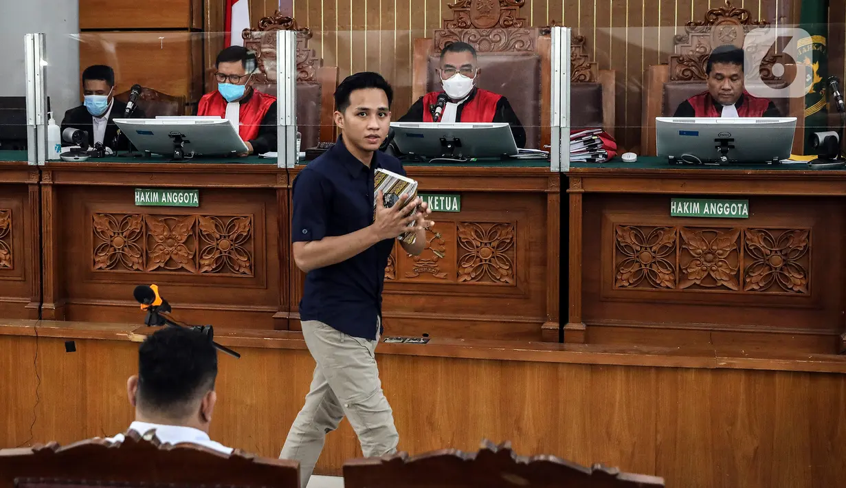 Terdakwa kasus pembunuhan berencana Brigadir Yosua Hutabarat atau Brigadir J, Richard Eliezer menjalani sidang lanjutan di Pengadilan Negeri Jakarta Selatan, Jakarta, Senin (12/12/2022). Sidang itu beragenda mendengarkan keterangan saksi Putri Chandrawathi yang juga merupakan terdakwa dalam kasus yang sama. (Liputan6.com/Johan Tallo)