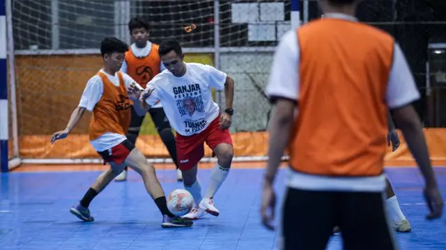 Relawan Ganjar Creasi (GCreasi) mengenalkan sosok Ganjar Pranowo sebagai pemimpin yang energik dalam menginspirasi generasi muda untuk menjalankan pola hidup sehat dengan mengadakan fun futsal di Gool Futsal, Kecamatan Mangga Dua, Surabaya, Jawa Timur, Ju