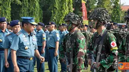 Citizen6, Surabaya: Panglima Komando Armada RI Kawasan Timur (Pangarmatim) Laksamana Muda TNI Agung Pramono memimpin Gelar Pasukan Latihan Bersama (Latma) Carat 2012 pada, Selasa (29/5). (Pengirim: Budi Abdillah)        