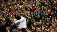 Pelatih Liverpool, Jurgen Klopp berselebrasi dengan para suporter  usai pertandingan melawan Villarreal di leg kedua liga Europa di Stadion Anfield, Inggris (6/5). Liverpool lolos ke final liga europa dan akan menantang Sevilla. (Reuters / Lee Smith)