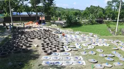 Kesibukan pekerja Bangladesh menyelesaikan pembuatan toilet untuk pengungsi Rohingya di Sonarpara, Cox's Bazar, Rabu (11/10). Gelombang besar masuknya pengungsi Rohingya ke Bangladesh menyebabkan melonjaknya permintaan akan toilet (INDRANIL MUKHERJEE/AFP)
