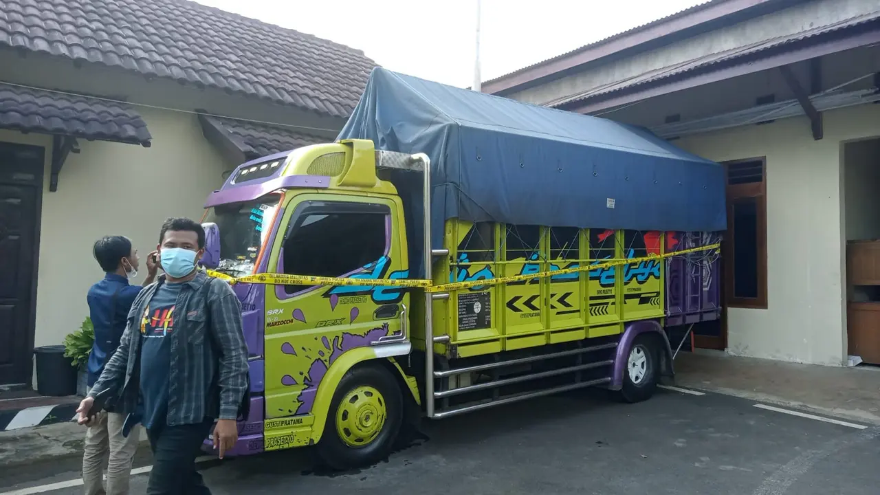 Turk pembawa pupuk subsidi ilegal diamankan di Tuban. (Adirin/Liputan6.com)