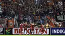 Pemain Persija merayakan gol yang dicetak Marko Simic (ketiga kiri) saat laga melawan PSMS di laga pertama semifinal Piala Presiden 2018 di Stadion Manahan, Solo, Jawa Tengah, Sabtu (10/2). Persija menang 4-1 atas PSMS. (Liputan6.com/Helmi Fithriansyah)