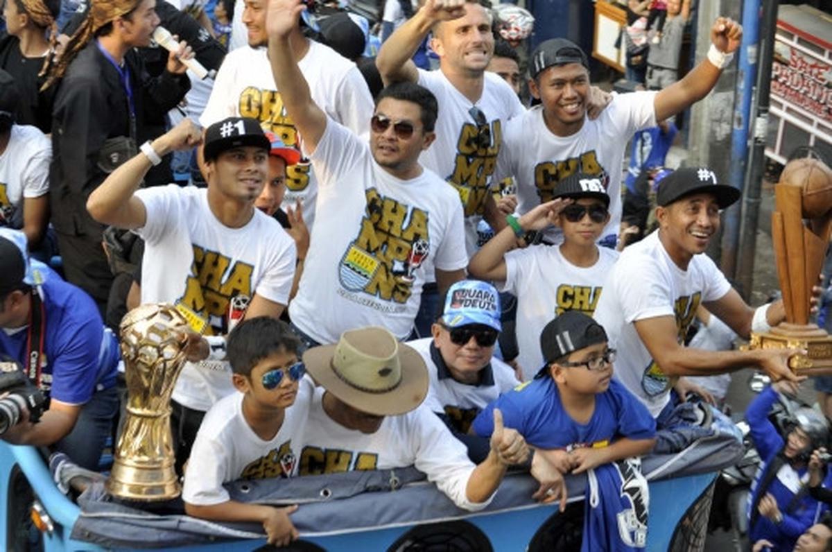 Pawai kejuaraan Persib, lautan Bobotoh birukan Bandung