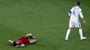 Striker Liverpool, Mohamed Salah, terkapar setelah mendapat bantingan dari Sergio Ramos pada laga final Liga Champions di Stadion NSC Olimpiyskiy, Kiev, Minggu (27/5/2018). Salah mengalami cedera bahu usai dilanggar Ramos. (AP/Darko Vojinovic)