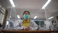 Siswa belajar dengan pemisah pada masing-masing meja mereka sebagai langkah pencegahan penyebaran COVID-19 di Sekolah Menengah No. 23 Wuhan, Wuhan, Provinsi Hubei, China, Rabu (6/5/2020). Sekitar 57.800 siswa tingkat akhir dari 121 SMA dan kejuruan di Wuhan kembali bersekolah. (Xinhua/Xiao Yijiu)