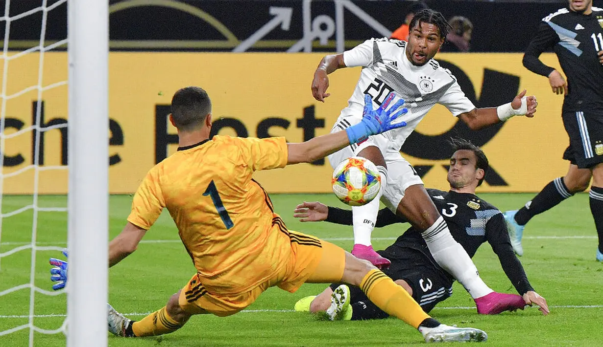 Pemain Jerman, Serge Gnabry, mencetak gol ke gawang Argentina pada laga persahabatan di Stadion Signal Iduna Park, Rabu (9/10). Kedua tim bermain imbang 2-2. (AP/Martin Meissner)