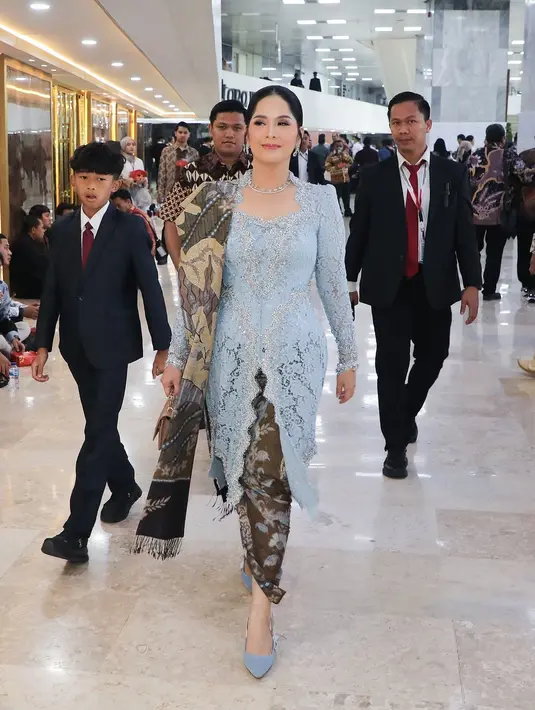 Tampil fresh dan awet muda, Annisa Pohan kenakan kebaya round neck dengan kain Batik. Senada dengan kebayanya, ia lengkapi tampilan dengan sling back pump dari Dior dengan warna senada [@annisayudhoyono]