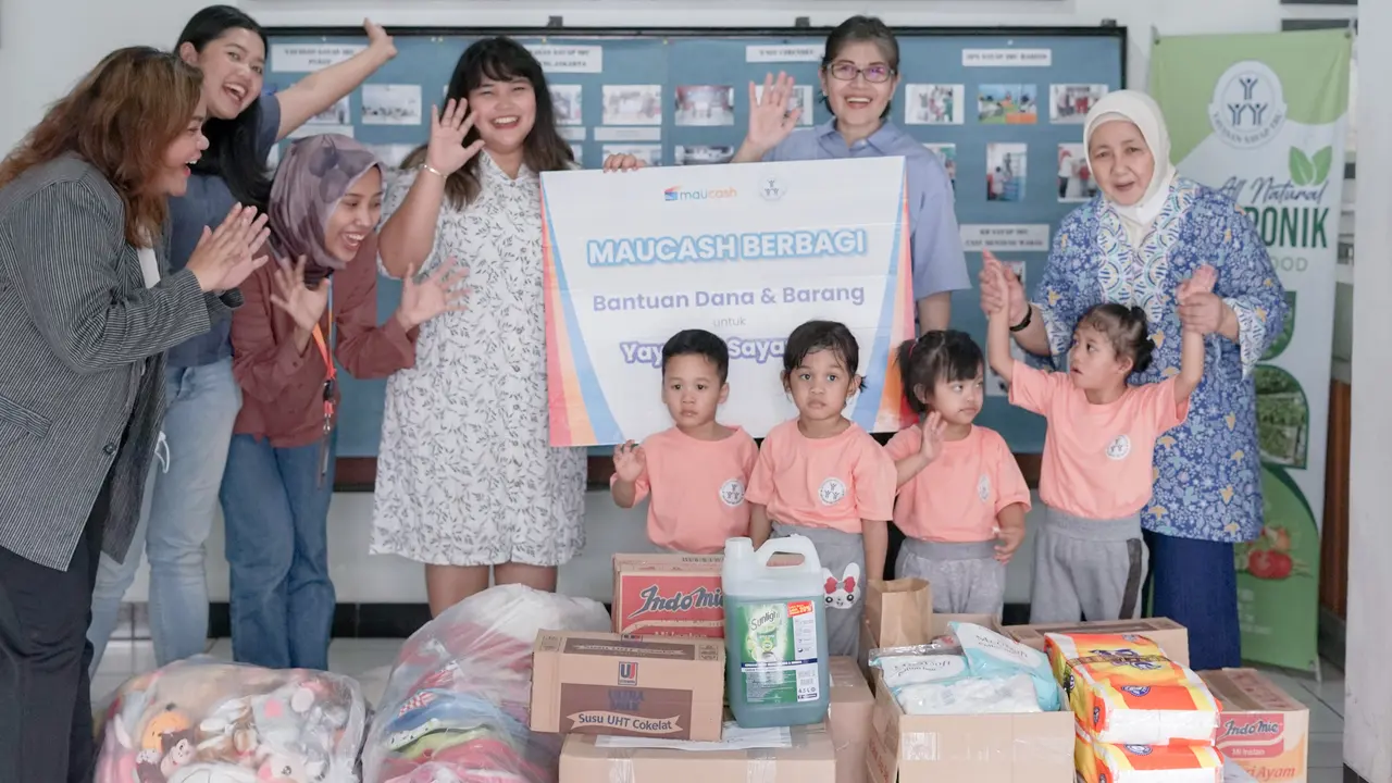 Maucash menyalurkan donasi uang dan barang untuk yayasan Sayap Ibu Jakarta. (Istimewa)