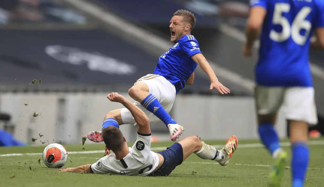 Vardy turut membawa Leicester City meraih trofi juara Premier League untuk pertama kalinya pada musim 2015-2016. (Adam Davy/Pool Photo via AP)