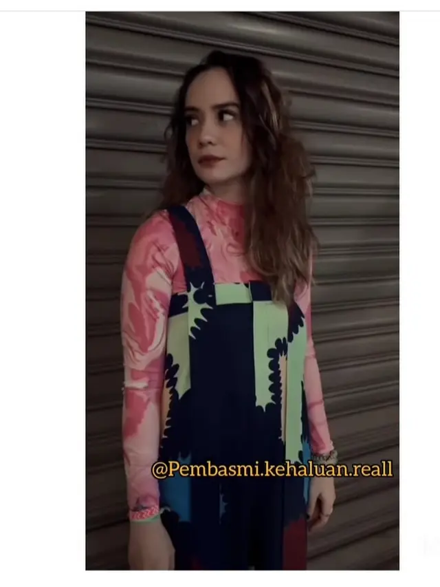 Putri Anne lepas hijab dalam sebuah konten (Foto: instagram pembasmi.kehaluan.reall/lambegosiip)