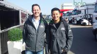 Rio Haryanto (kanan) dan manajernya, Piers Hunnisett, saat menjalani tes pra-musim bersama Manor Racing di Sirkuit Cataluna, Barcelona, Spanyol, Minggu (21/2/2016). (Bola.com/Reza Khomaini)
