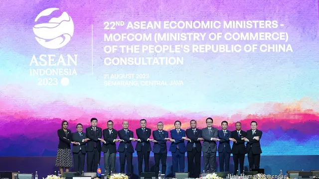 Menteri Perdagangan (Mendag) Zulkifli Hasan memimpin pertemuan konsultatif Menteri Ekonomi ASEAN-Kementerian Perdagangan (Mofcom) China dalam rangkaian Pertemuan Menteri Ekonomi ASEAN (AEM) ke-55, di Semarang, Jawa Tengah, Senin, (21/8/2023).