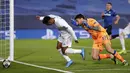 Penyerang Real Madrid, Rodrygo, gagal mencetak gol saat melawan Atalanta pada laga Liga Champions di Stadion Alfredo di Stefano, Rabu (17/3/2021). Real Madrid menang dengan skor 3-1. (AP/Bernat Armangue)