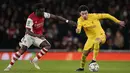 Gelandang Liverpool, Curtis Jones mengontrol bola dari kawalan bek Arsenal, Bukayo Saka pada pertandingan leg kedua semifinal Piala Liga Inggris di Stadion Emirates di London, Jumat (21/1/2022). Dengan kemenangan ini Liverpool berhasil melaju ke final. (AP Photo/Matt Dunham)