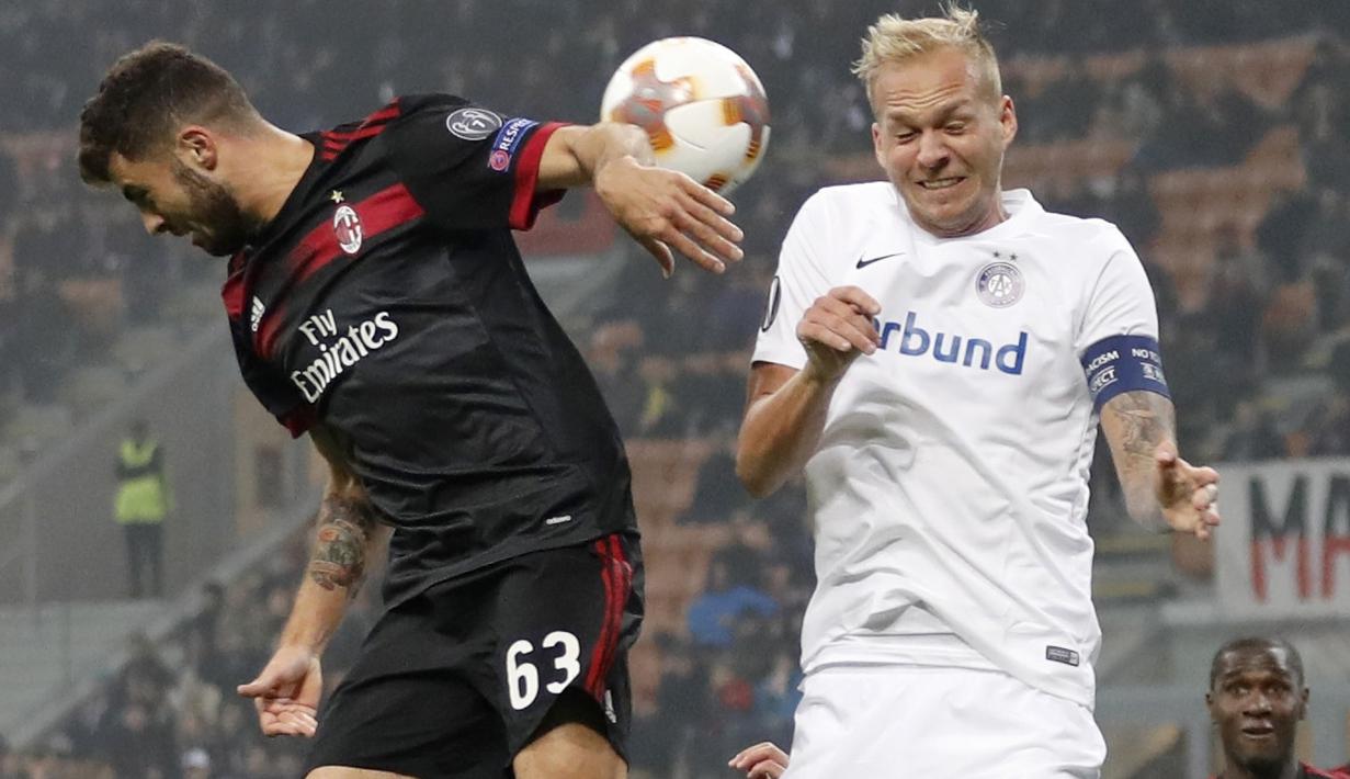 Pemain AC Milan, Patrick Cutrone (kiri) melakukan duel dengan pemain Austria Wien, Raphael Holzhauser pada laga grup D Liga Europa di San Siro stadium, Milan, (23/11/2017). Milan menang telak 5-1. (AP/Antonio Calanni)