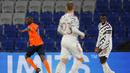 Pemain Manchester United, Axel Tuanzebe, tampak kecewa usai gawang nya dijebol pemain Istanbul Basaksehir, Demba Ba, pada laga Liga Champions di Stadion Fatih Terim, Kamis (5/11/2021). MU kalah dengan skor 2-1. (AP Photo)