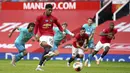 Pemain Manchester United Marcus Rashford mencetak gol lewat tendangan penalti saat menghadapi Bournemouth pada pertandingan Premier League di Stadion Old Trafford, Manchester, Inggris, Sabtu (4/7/2020). Manchester United menang 5-2 atas Bournemouth. (Dave Thompson/Pool via AP)