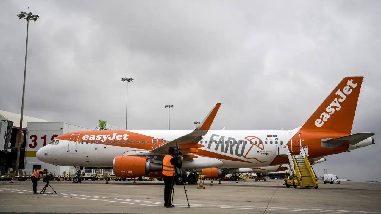 Staf Banyak Terkena Covid-19, Maskapai EasyJet Batalkan 100 Jadwal Penerbangan