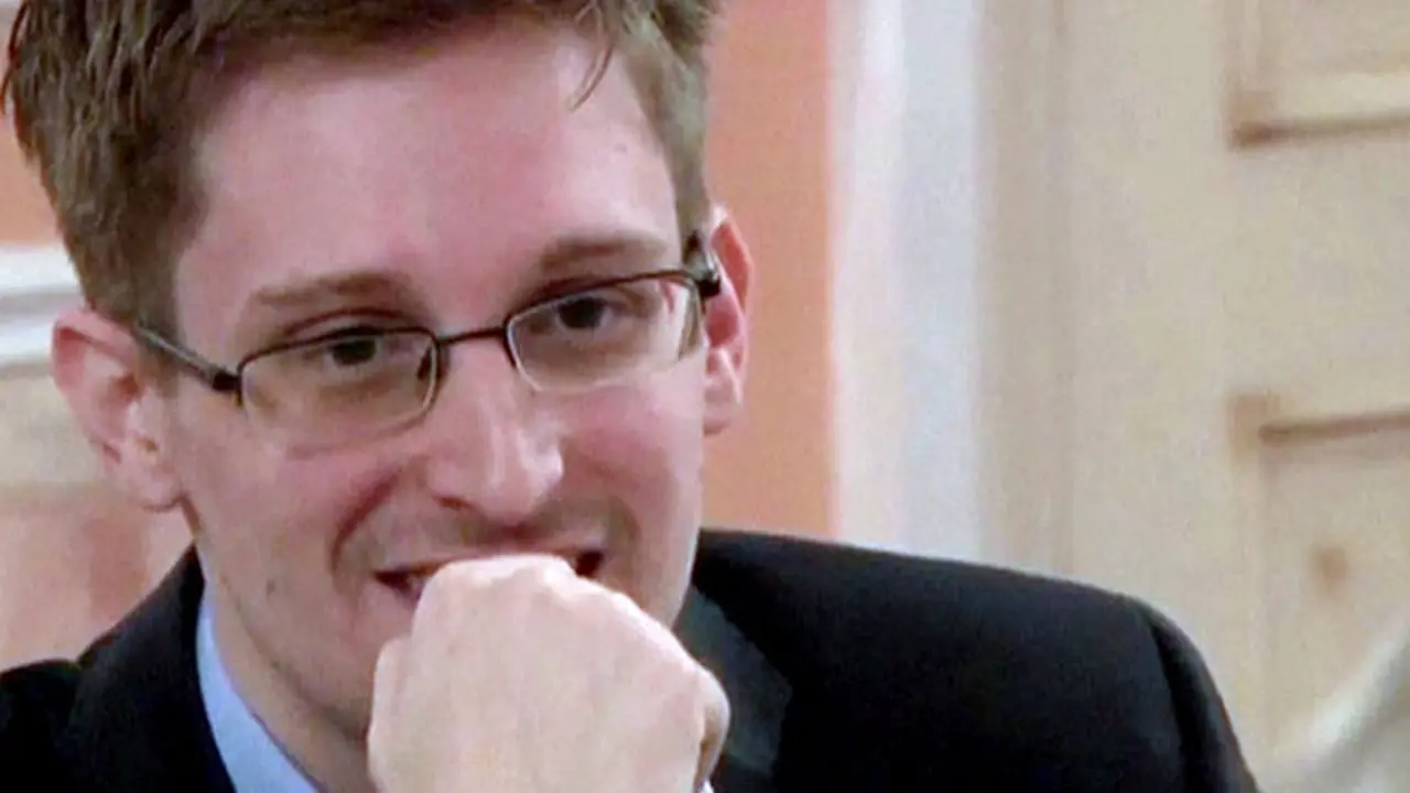 edward-snowden-131125b.jpg
