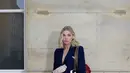Supermodel Elsa Hosk tetap setia dengan gaya khasnya, mengenakan blazer navy dan jeans denim. Namun, sentuhan Valentino tetap terlihat dalam detail-detailnya, yakni sarung tangan renda putih, sheer tights, dan tas Valentino Garavani yang menjadi statement pieces dalam tampilannya. Paduan fashion tinggi dengan elemen kasual ini adalah sesuatu yang sering ia tampilkan di media sosialnya. [Dok/Valentino].