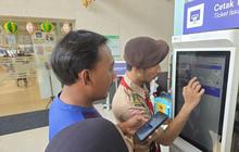 Relawan Pramuka Bantu Pemudik Lebaran di Stasiun Pasar Senen, Permudah Perjalanan Arus Mudik