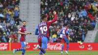Penyerang Barcelona, Ferran Torres, merayakan gol yang dicetaknya ke gawang Elche dalam laga jornada 27 La Liga Spanyol, Minggu (6/3/2020). Barcelona menang 2-1 dalam pertandingan itu. (AP Photo/Alberto Saiz)