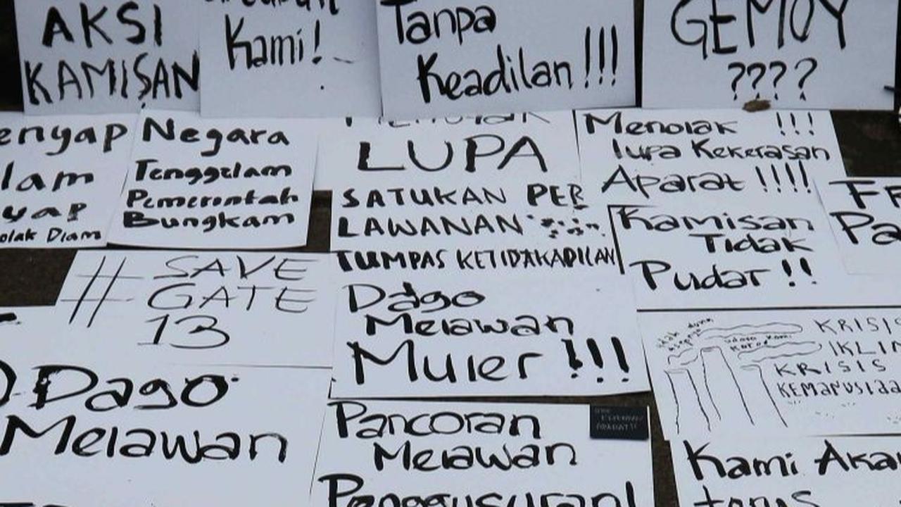 FOTO: Unjuk Rasa Aktivis HAM Berdiam Diri dan Menutup Mata Memperingati 17 Tahun Aksi Kamisan di Istana Negara
