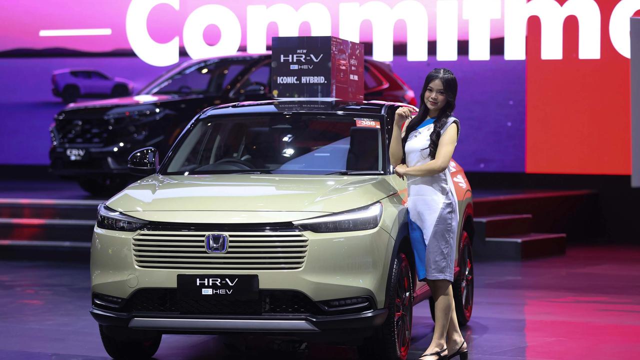 FOTO:  Senyum SPG Hiasi IIMS 2026