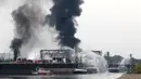 Petugas pemadam mencoba memadamkan api menyusul ledakan yang diikuti kebakaran di pabrik bahan kimia raksasa di Jerman, BASF, Kota Ludwigshafen, Senin (17/10). Menurut perusahaan, belum jelas penyebab pemicu ledakan. (DANIEL ROLAND/AFP)