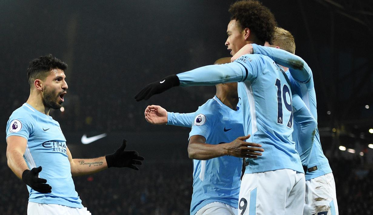 Para pemain Manchester City merayakan gol Sergio Aguero (kiri) saat melawan Newcastle United  pada laga Premier League di Etihad Stadium, Manchester, (20/1/2018). Manchester City menang 3-1. (AFP/Oli Scarff)