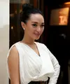Zaskia Gotik semakin hari semakin mantap untuk melepas masa lajang dengan kekasihnya, Arief Fitriansyah alias Rian. (Andy Masela/Bintang.com)