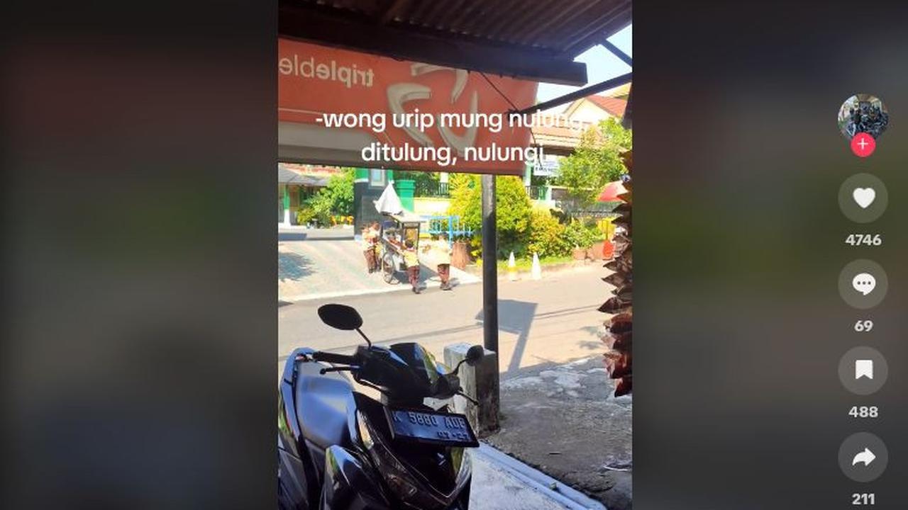 Tampak dua siswa berada di sisi bagian depan gerobak, sementara dua siswa lainnya mendorong dari sisi belakang. <br>