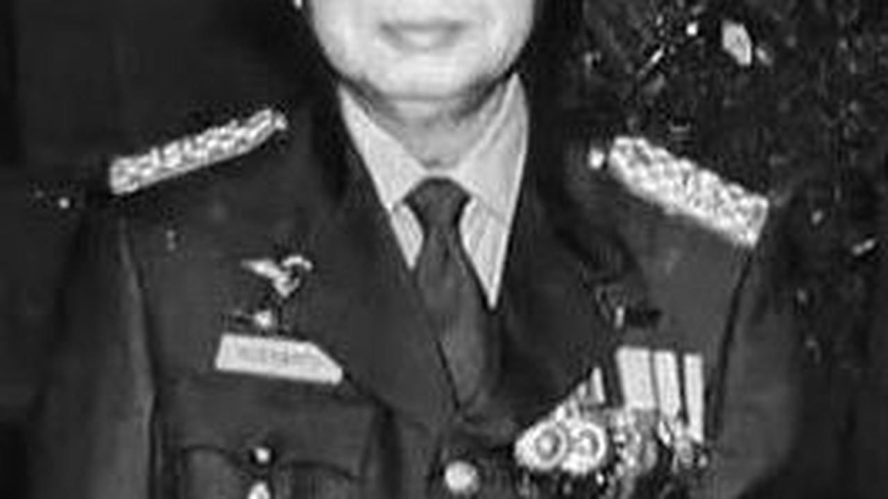 Mengabadikan momen, Soeharto nampak menatap lurus ke arah depan. Sosoknya tampil gagah dan penuh wibawa usai mendapat gelar jenderal besar.