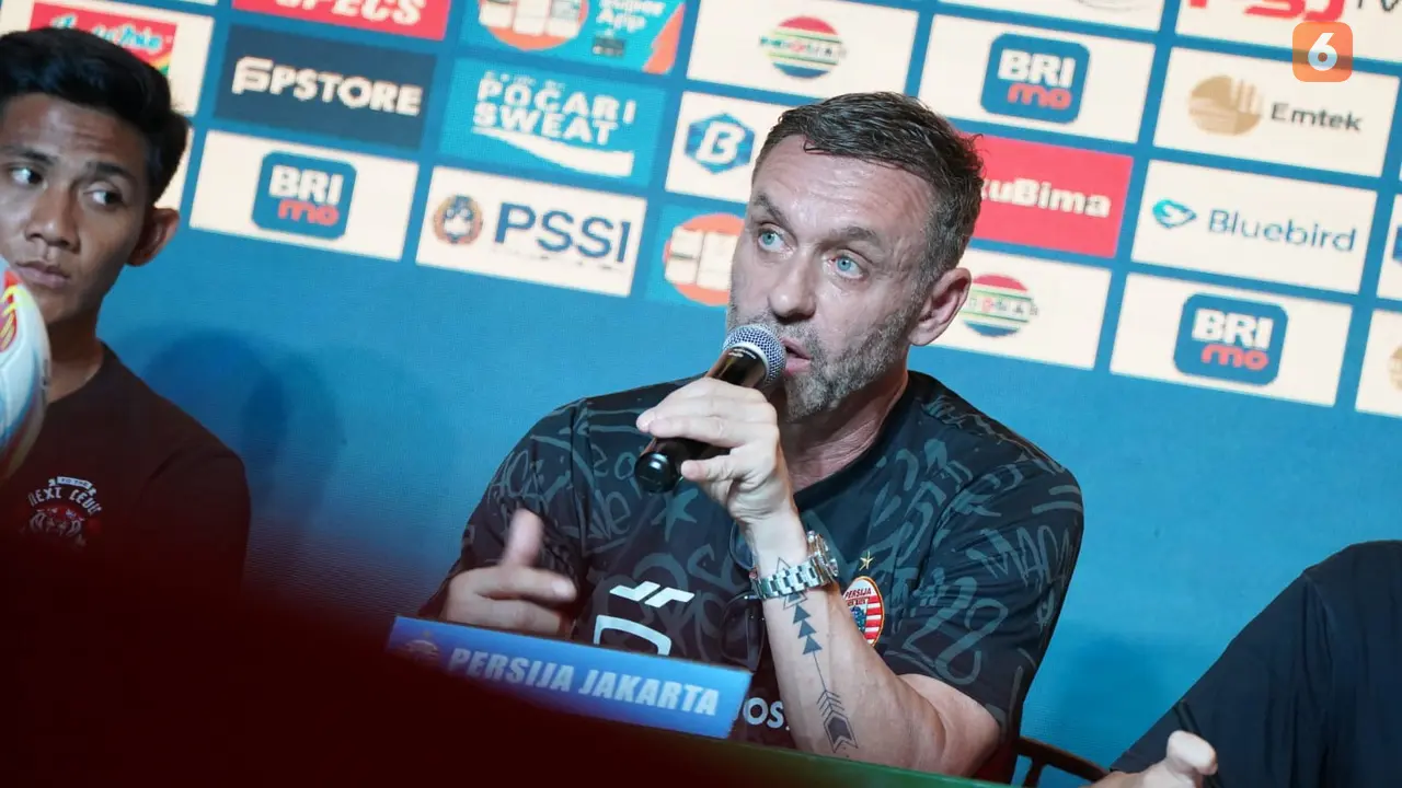 Thomas Doll Pelatih Persija Jakarta dalam Sesi Press Conference Pre Match di Stadion I Wayan Dipta