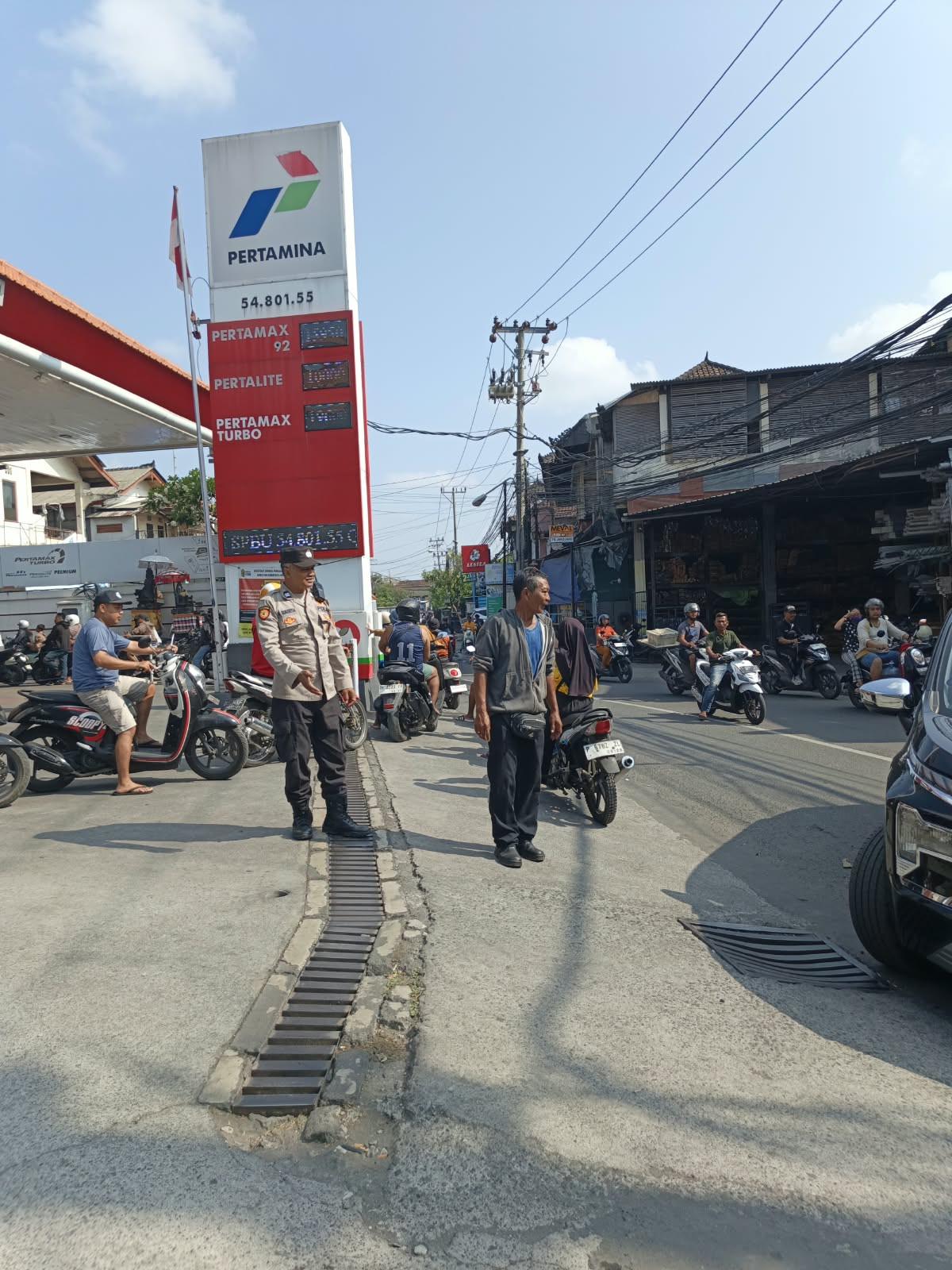 Antrean di sejumlah SPBU Bali. (Dokumentasi Polresta Denpasar).