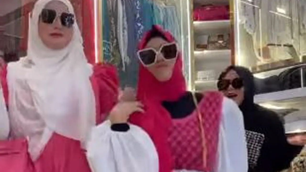 Tasyi Athaysia dalam kostum cewek kue vs cewek mamba. (Foto: Tangkapan Layar Video IG Tasyi Athasyia)