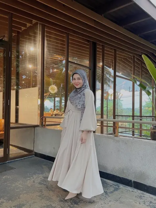 Padanan dress flowy dengan hijab bermotif bikin looks Kesha Ratuliu makin anggun.  @kesharatuliu05.