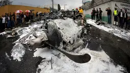 Petugas Polisi berjaga disamping bangkai pesawat yang hangus terbakar di Guatemala City, Guatemala, Sabtu (21/11/2015). Pesawat terjatuh setelah lepas landas dari Bandara Internasional La Aurora. (REUTERS/Jorge Dan Lopez)