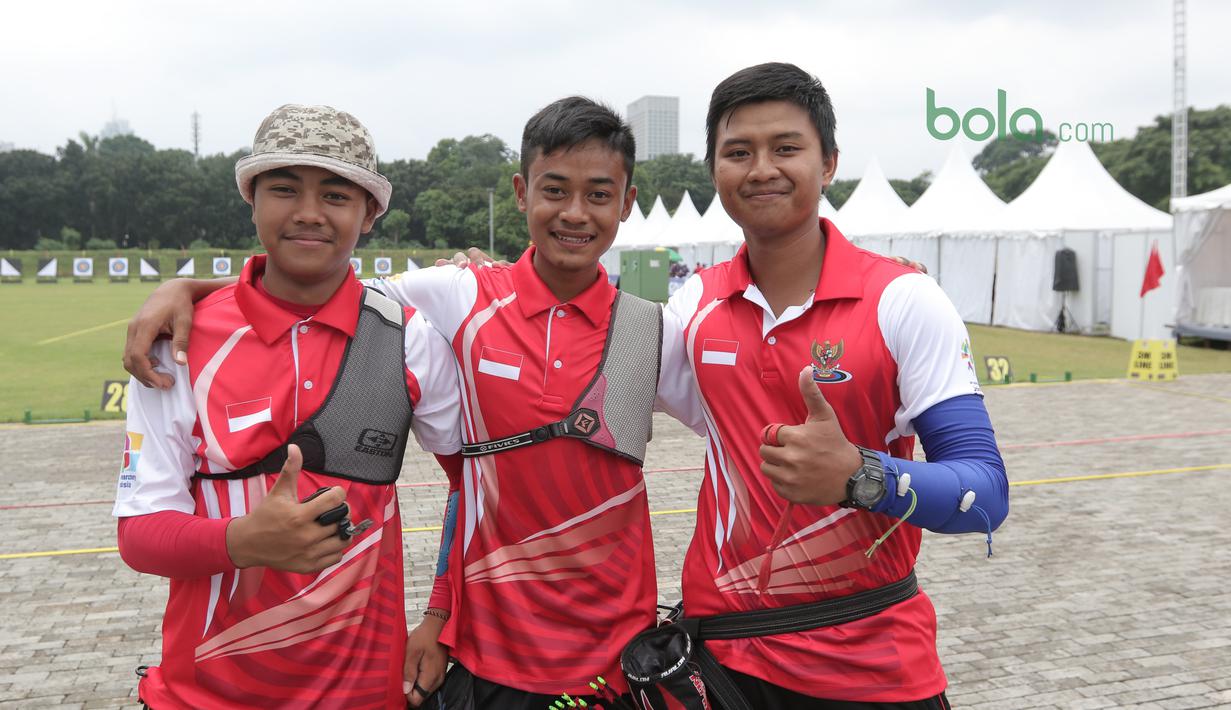 Ekspresi  Bagas Aviyanto, Subekti Okka, dan Agata Riau Ega usai menang pada semifinal nomor Recurve Tim Putra Test Event Asian Games 2018 di Venue Panahan, Jakarta, Selasa (13/2/2017). Indonesia menang atas Malaysia 5-4. (Bola.com/Nick Hanoatubun)