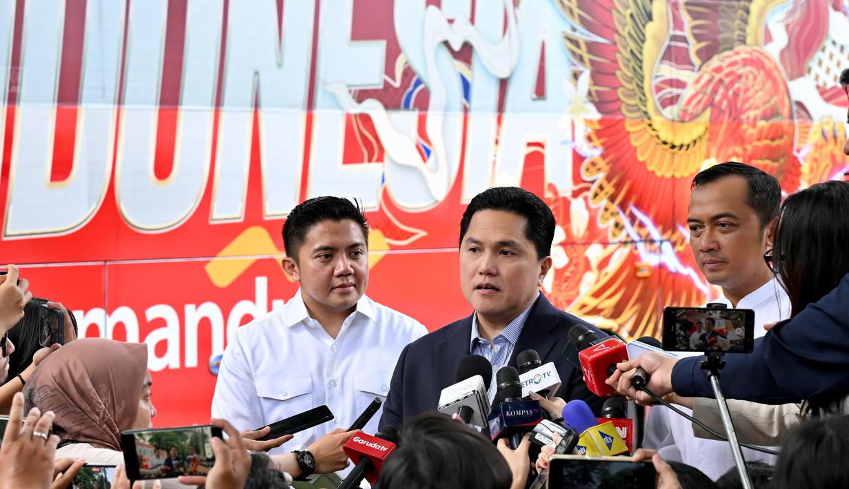 Ketua Umum PSSI, Erick Thohir memberikan keterangan di depan wartawan setelah kunjungan Timnas Indonesia ke kediaman Presiden Prabowo di Kartanegara, Jumat (06/06/2025). Acara ini merupakan bentuk apresiasi dari presiden untuk kemenangan Skuad Garuda atas China dalam laga putaran ketiga Kualifikasi Piala Dunia 2026. (Biro Pers Sekretariat Presiden/Cahyo)