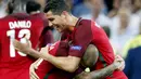 Cristiano Ronaldo dan Ricardo Quaresma merayakan kemenangan Portugal atas Polandia pada perempat final Piala Eropa 2016 di Stade Velodrome, Marseille, Jumat (30/6/2016) dini hari WIB. (EPA/Guillaume Horcajuelo)
