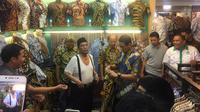 Calon Wakil Presiden Sandiaga Uno menyambangi sentra batik di Thamrin City, Jakarta Pusat. (Liputan6.com/ Muhammad Radityo Priyasmoro)