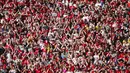 Suporter memberikan penghormatan kepada pelatih Liverpool, Jurgen Klopp, saat seremoni perpisahan setelah laga melawan Wolverhampton Wanderers pada pekan terakhir Liga Inggris di Stadion Anfield, Minggu (19/05/2024). (AP Photo/Jon Super)