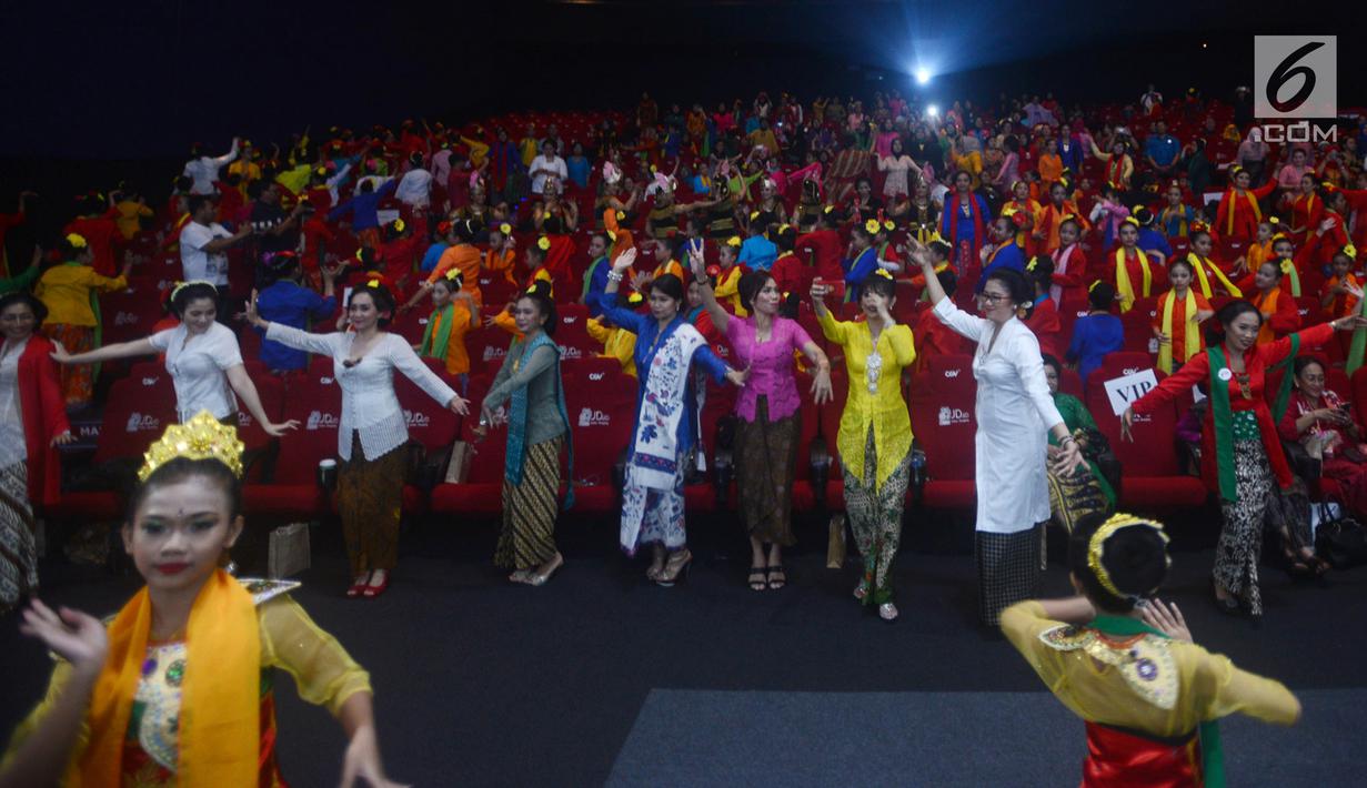 Suasana saat penari dengan baju kebaya menari ondel-ondel di Auditorium CGV Cinemas, Grand Indonesia, Jakarta, Sabtu (21/4). Acara ini juga sebagai  bentuk kekuatan bangsa Indonesia. (Merdeka.com/Imam Buhori)