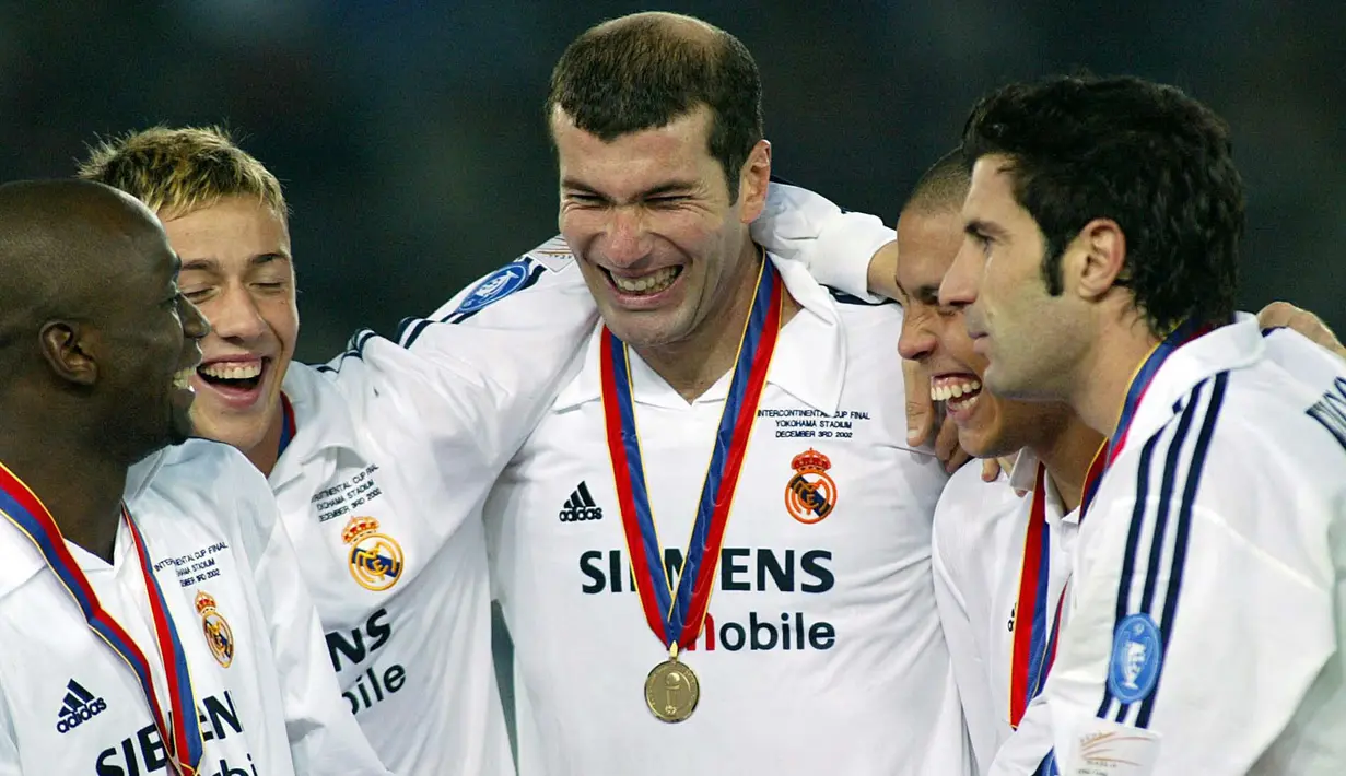 Zinedine Zidane bisa dikatakan sebagai pemain terbaik Prancis yang pernah membela Real Madrid. Saat menjadi pemain, Zizou berhasil memberikan 226 penampilan dengan mencetak 49 gol dan 67 assists. Ia juga mampu mempersembahkan banyak gelar juara untuk Los Blancos, salah satunya Liga Champions dan La Liga. Selain itu, Zidane juga punya jasa besar saat menjadi pelatih Real Madrid dengan mempersembahkan 11 trofi bergengsi untuk Los Blancos. (AFP/Toshifumi Kitamura)