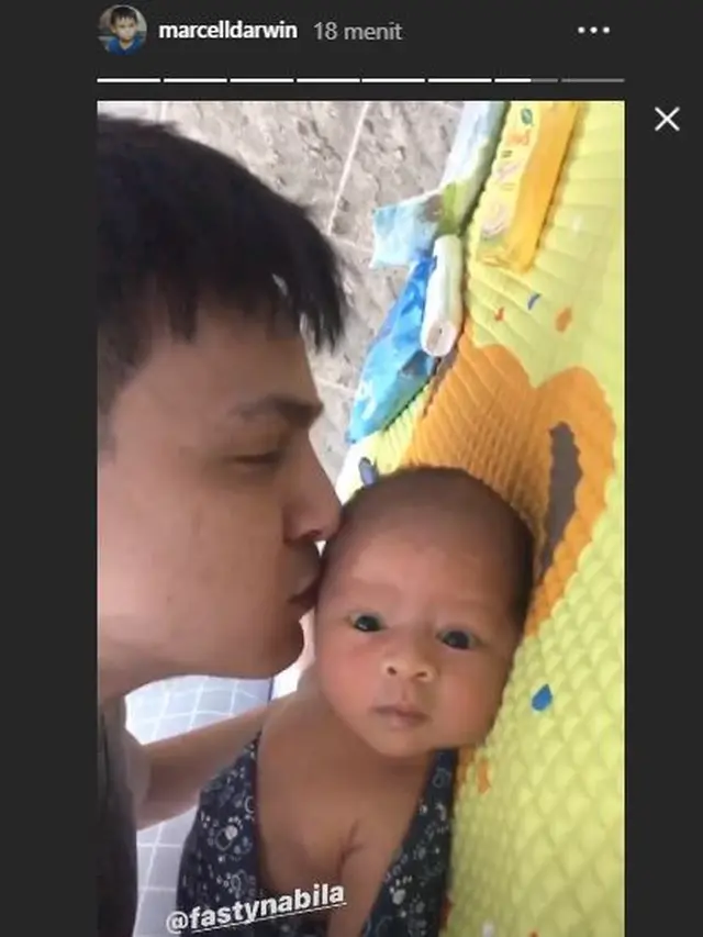 6 Potret Marcell Darwin Momong Anak, Disebut Hot Papi