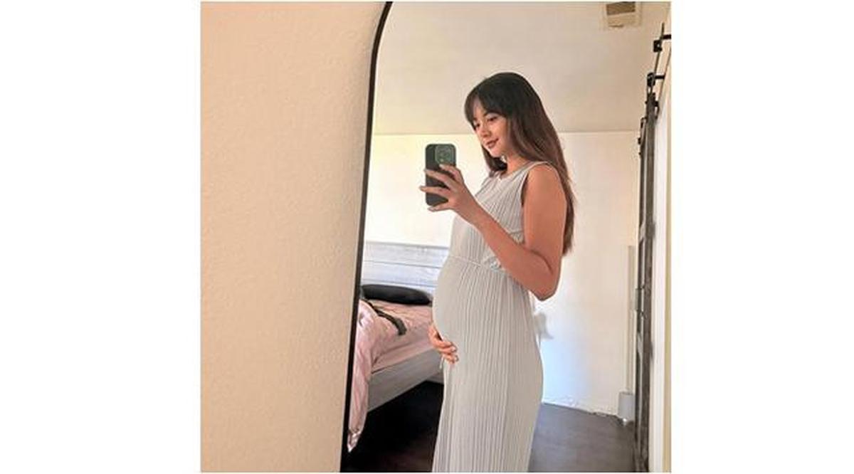 6 Pesona Aurelie Moeremans Pamer Baby Bump, Tampil Glowing dan Menawan