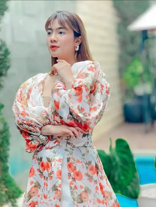 Gayanya disempurnakan dengan pulasan makeup nuansa peach dan anting-anting mutiara. Untuk rambut, aktris 27 tahun ini memilih mengurai rambut coklat panjangnya yang berponi.  (Instagram/felicyangelista_).